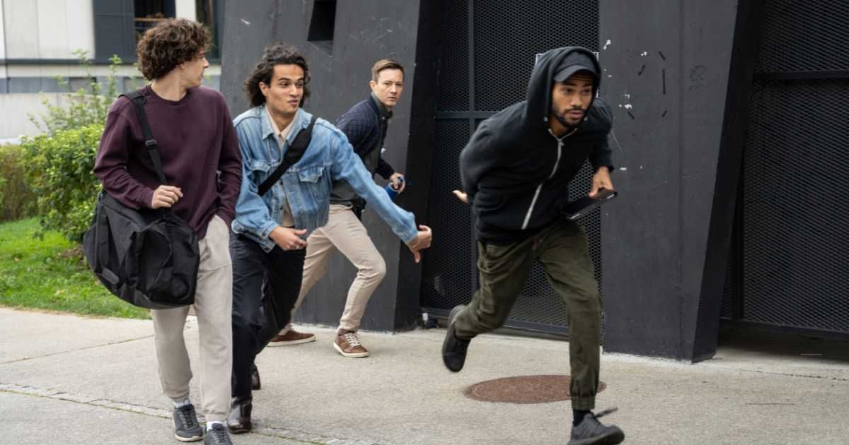 A mugger running on the sidewalk with stolen items and people trying to catch him. (Representative Cover Image Source: Getty Images | vm)