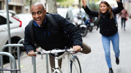 A robber tried to snatch tourist's phone at a traffic intersection. Her brave response had him regretting his whole life