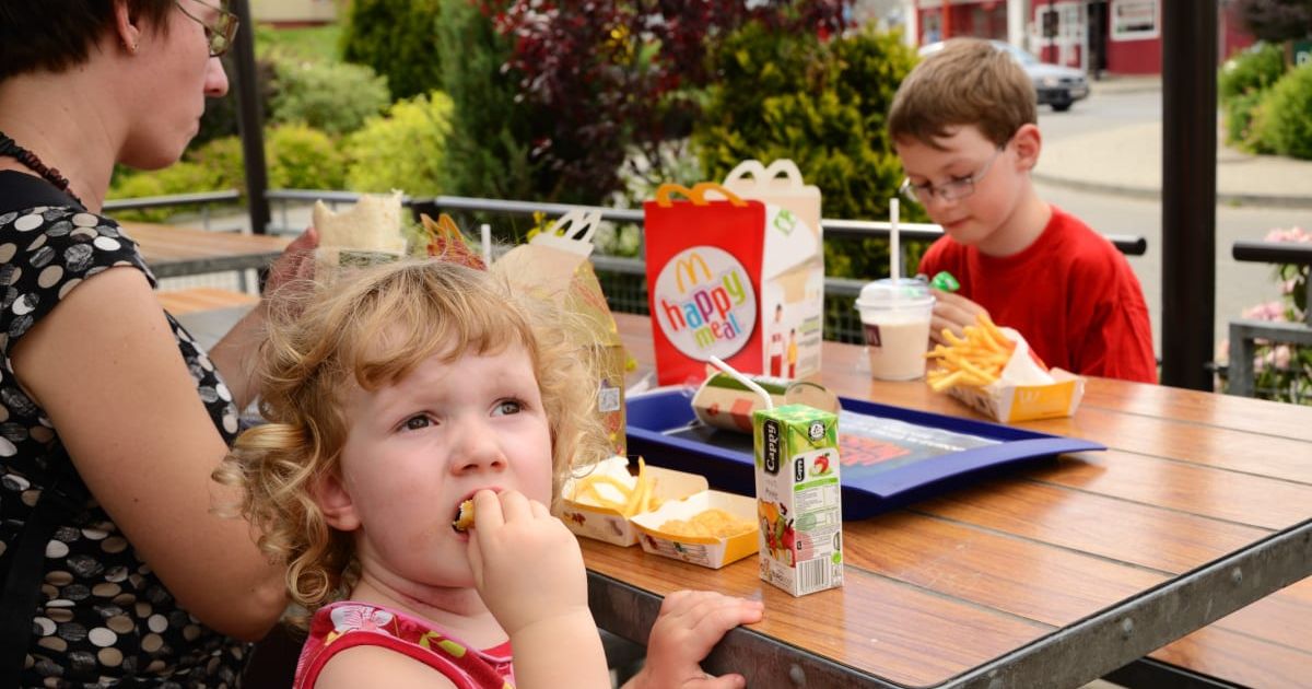 Mom eating at McDonald's with her two kids. Representative Cover Image Source: Getty Images | Madzia71