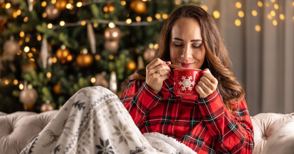 A single woman enjoying a Christmas holiday. (Cover Image Source: GettyImages | Photo by SimpleImages)