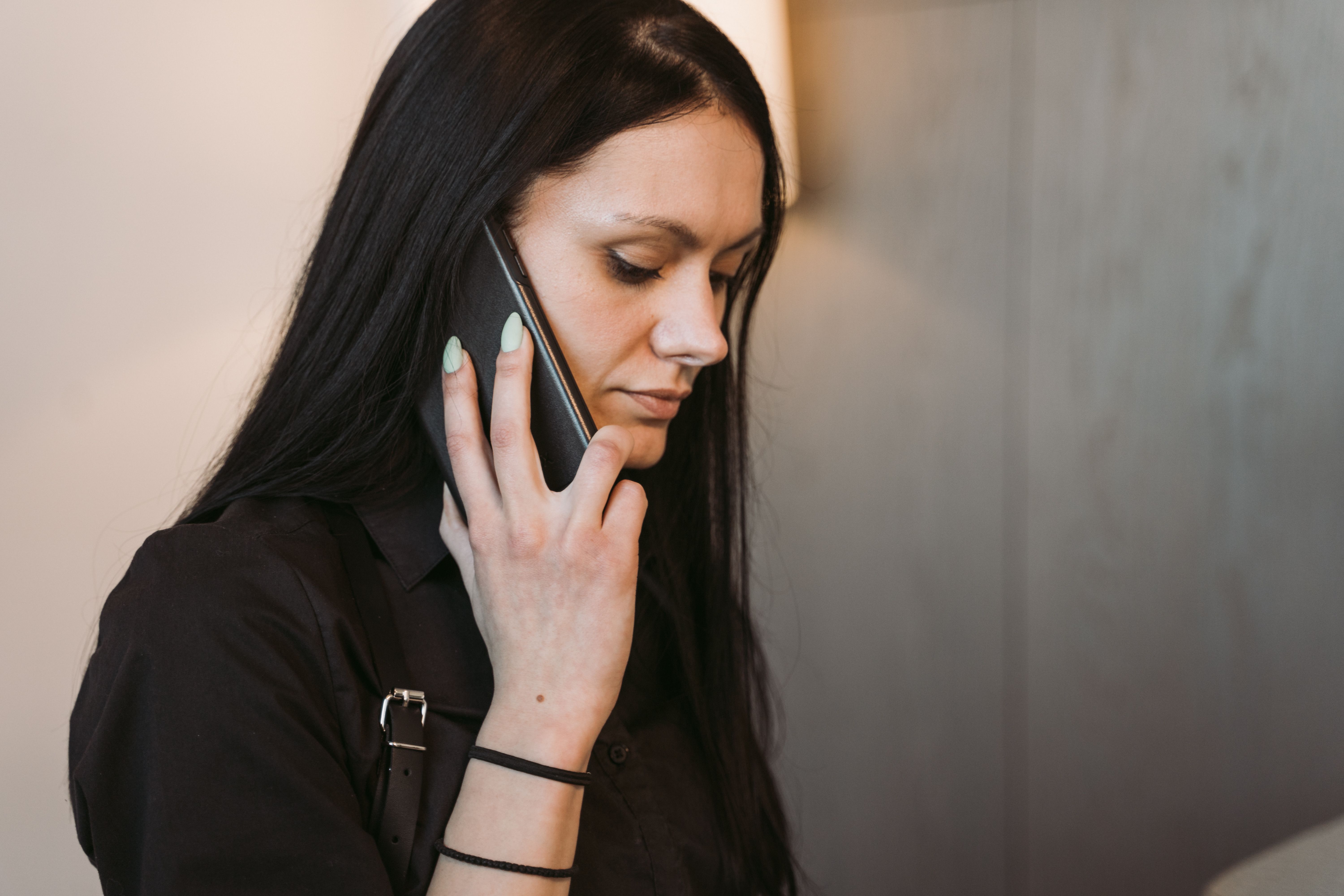 A worried woman speaking on the phone.