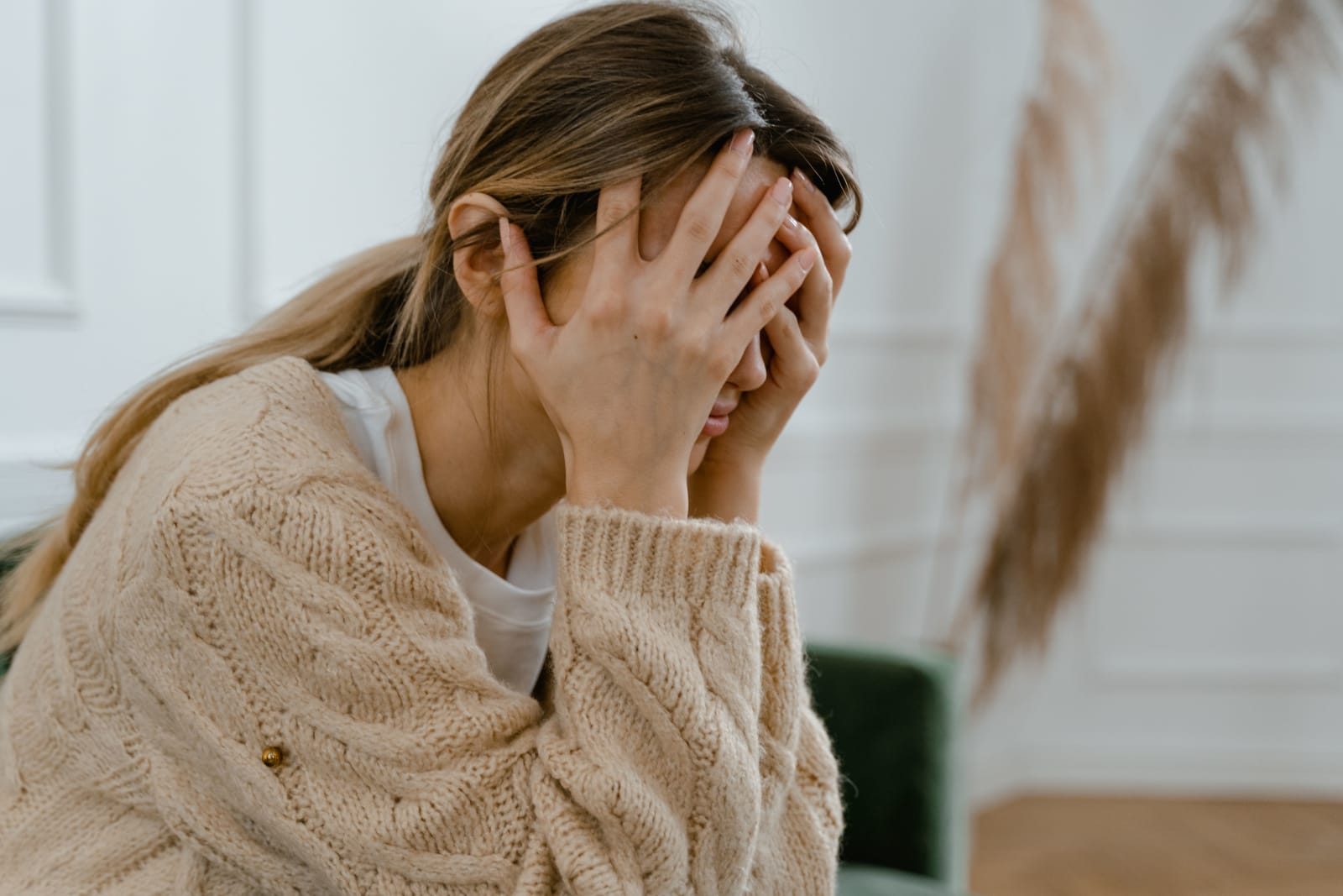 A woman, questioning herself constantly while reflecting on her relationship. (Representative Image Source: Pexels | MART PRODUCTION)