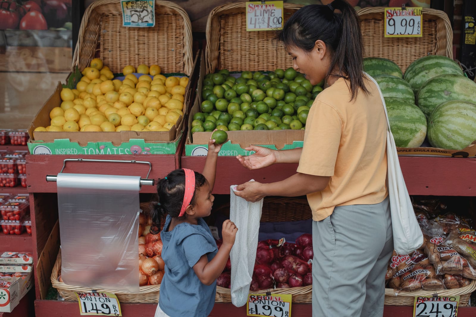 A mother and her child shopping (Representative Image Source: Pexels | Kamaji Ogin)