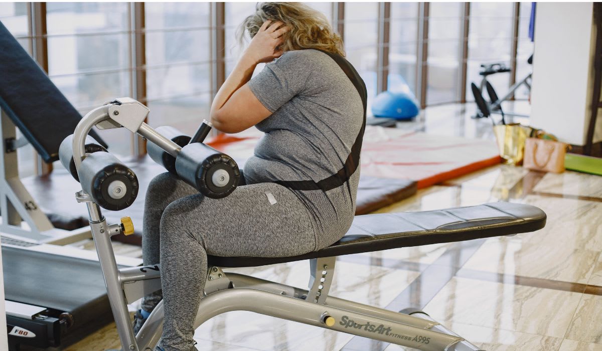 Plus-size woman performing sit-ups at the gym. (Representative Image Source: Pexels | Gustavo Fring)