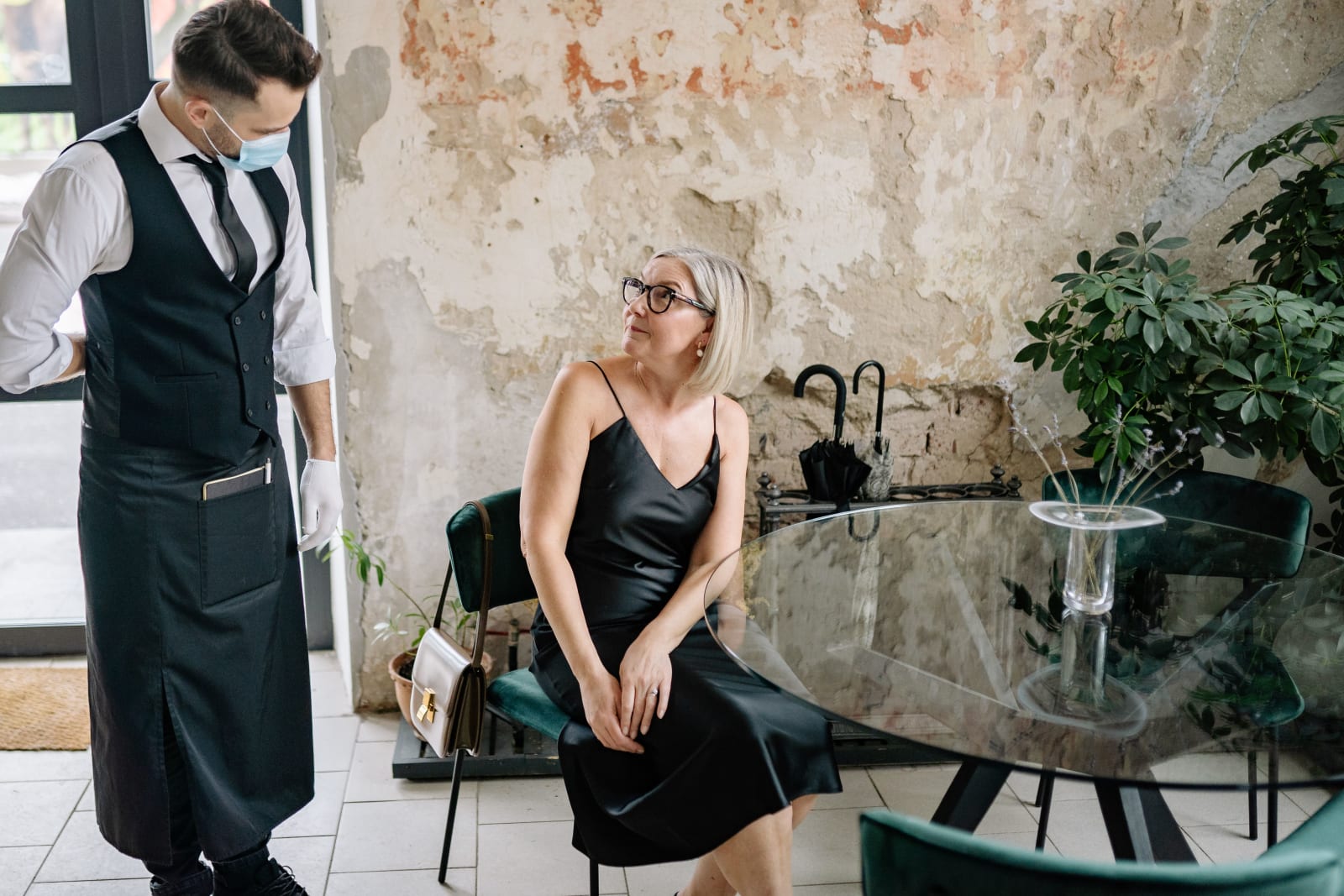 Waiter and customer talking (Representative Image Source: Pexels | Yan Krukau)