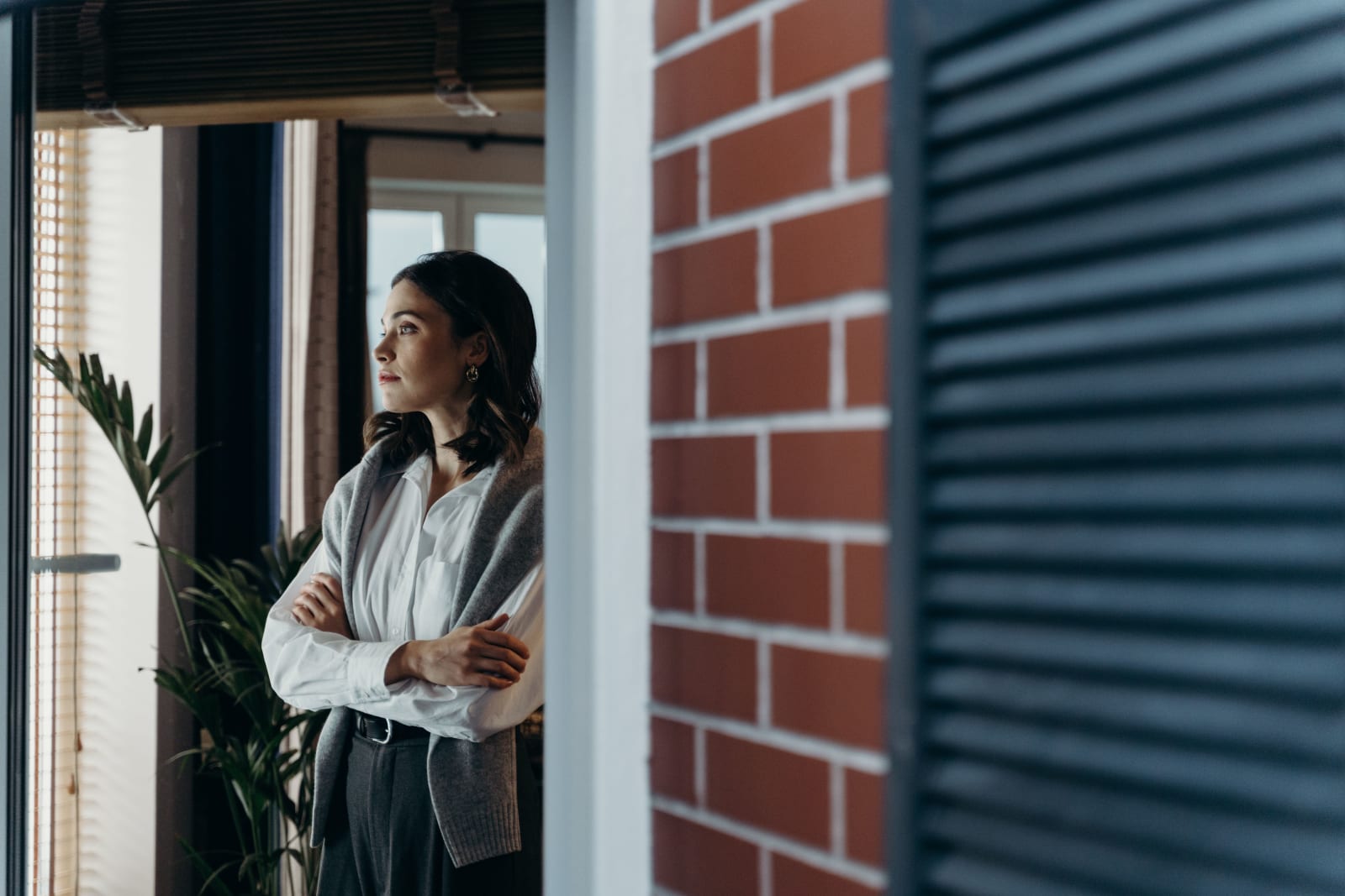 A worried woman looking around house. (Representative Image Source: Pexels| cottonbro studio)