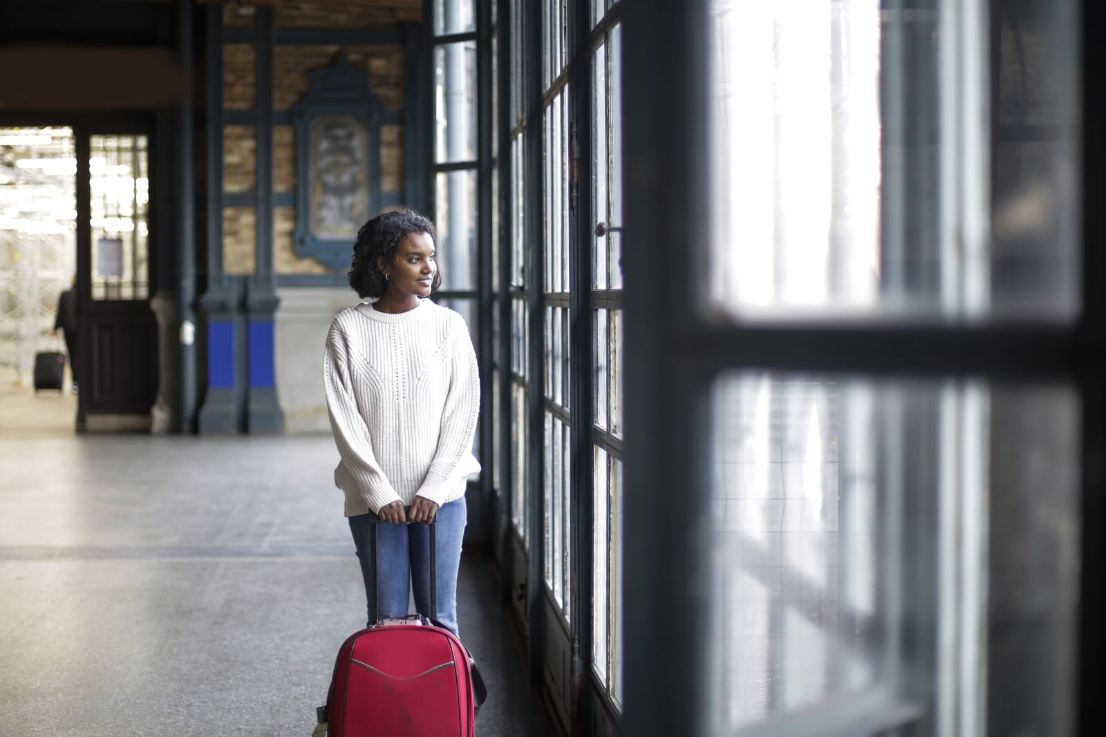 Woman waiting at the airport (Representative Image Source: Magnific | wirestock)