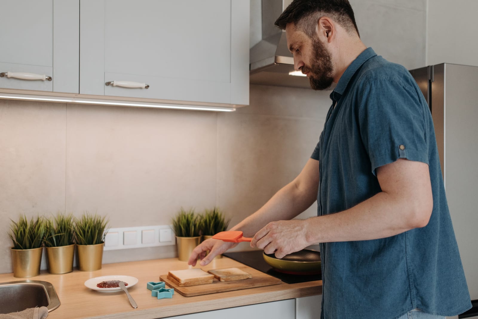 Man cooking in the kitchen (Representative Image Source: Pexels| Pavel Danilyuk)