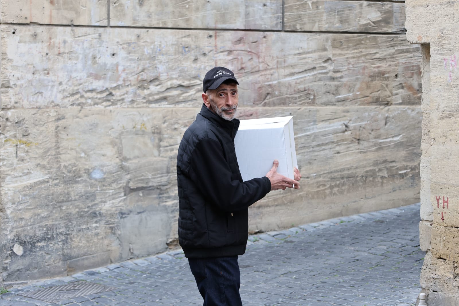 Man holding a box (Representative Image Source: Pexels | Tahir Xəlfəquliyev)