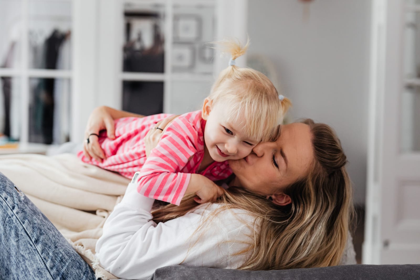 Mom hugging daughter (Representative Image Source: Pexels | https://kaboompics.com/)