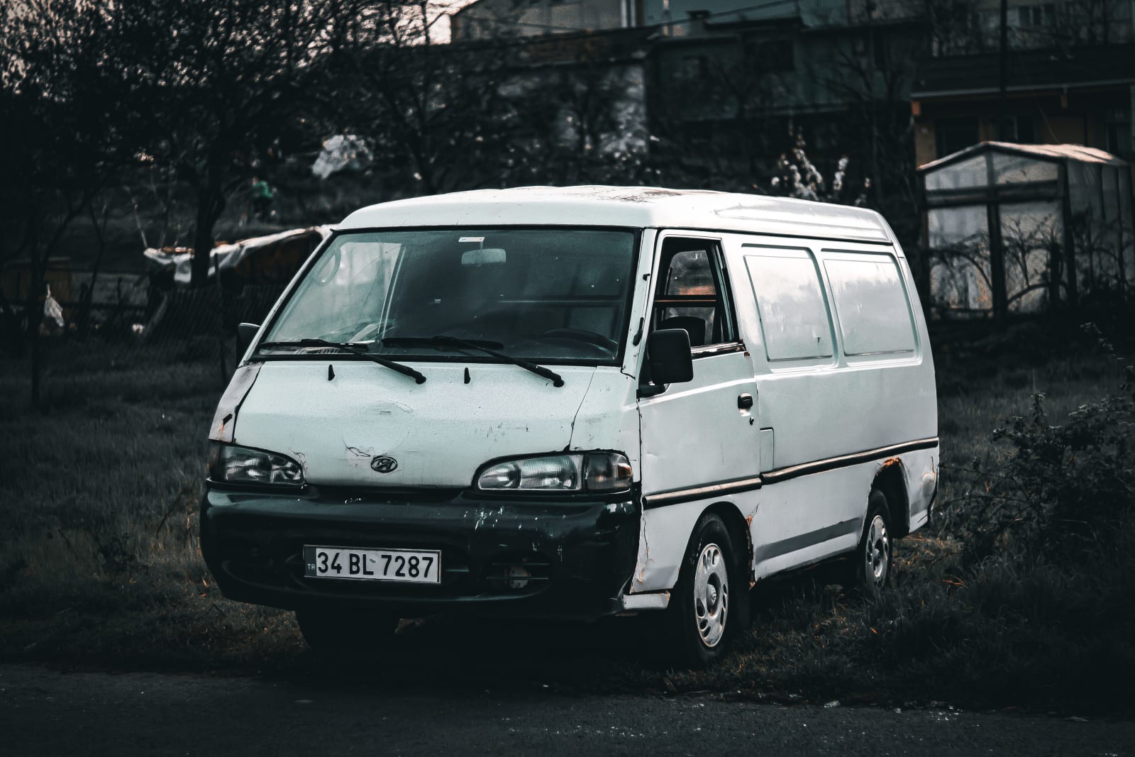 A white van parked in empty parking lot. (Representative Image Source: Pexels| Murat IŞIK)