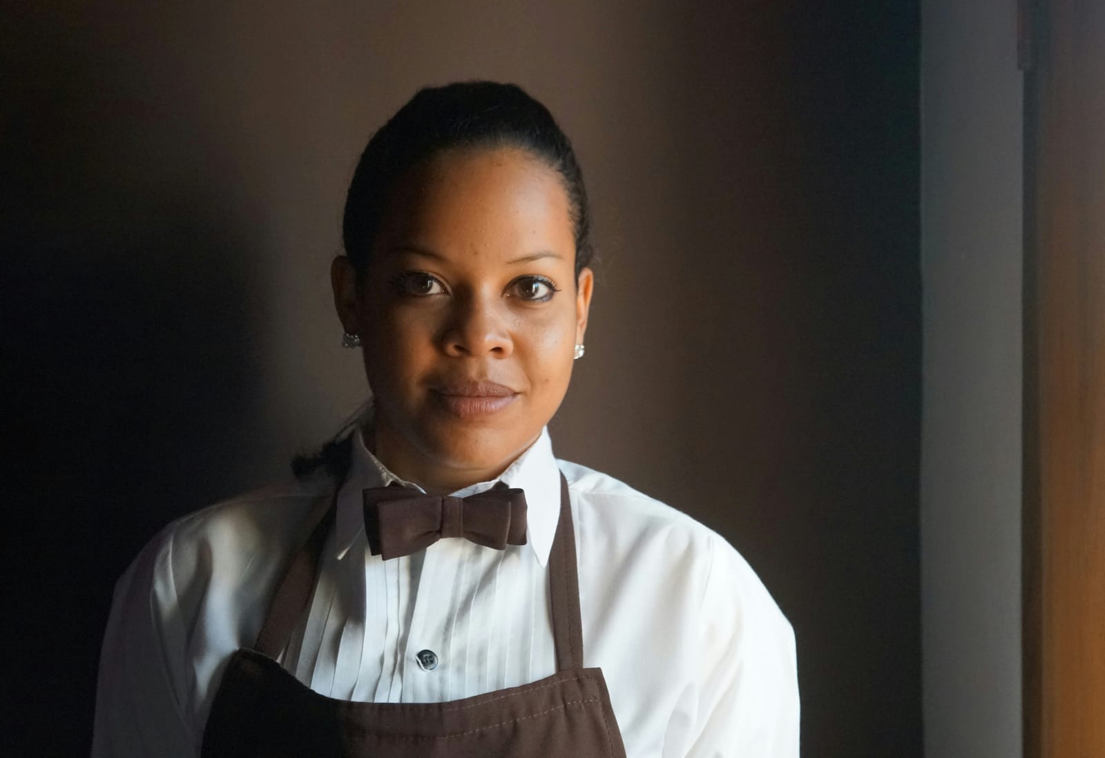 A middle-aged waitress smiles. (Representative Image Source: Unsplash| Steven Cleghorn)