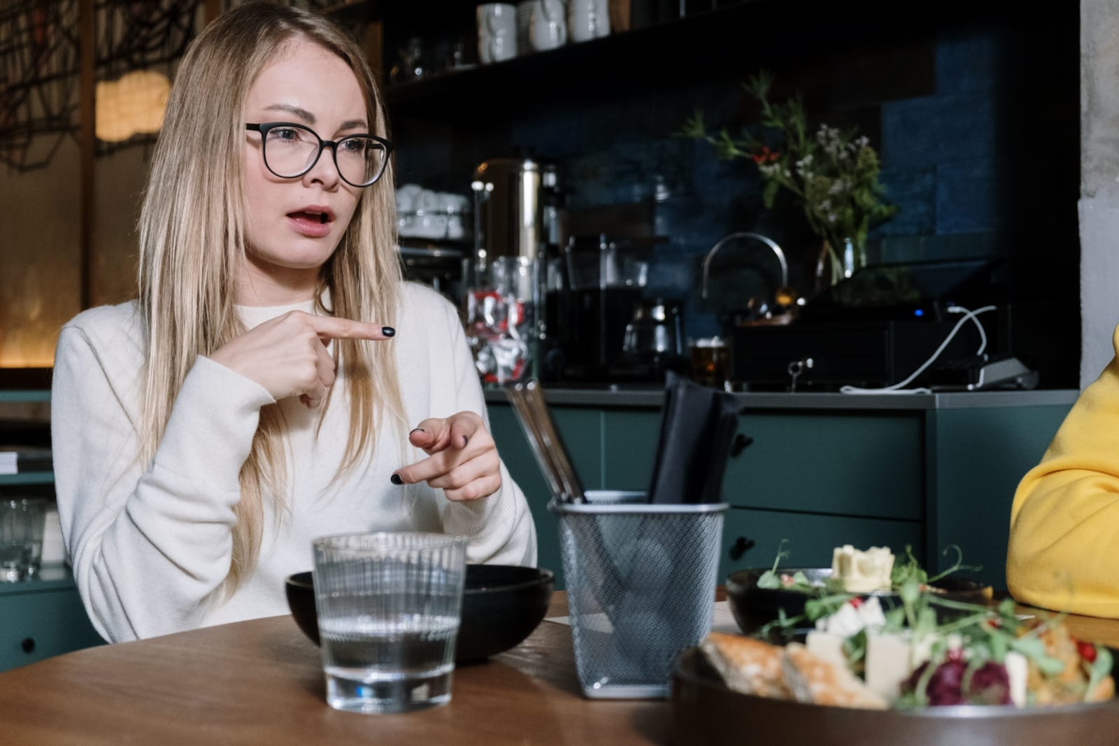 A woman is complaining while sitting at a restaurant. (Representative Image Source: Pexels| cottonbro studio)