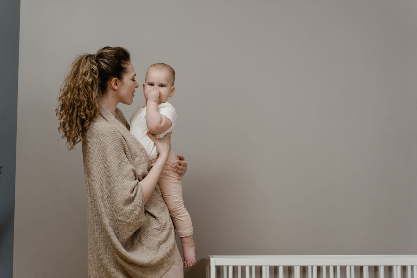 Mother holding her toddler (Representative Image Source: Pexels | MART PRODUCTION)