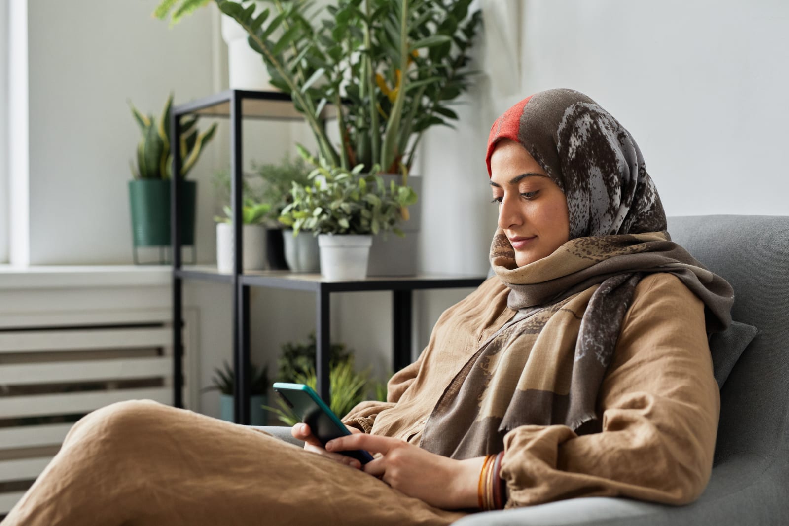 Woman texting someone (Representative Image Source: Pexels | Cedric Fauntleroy)
