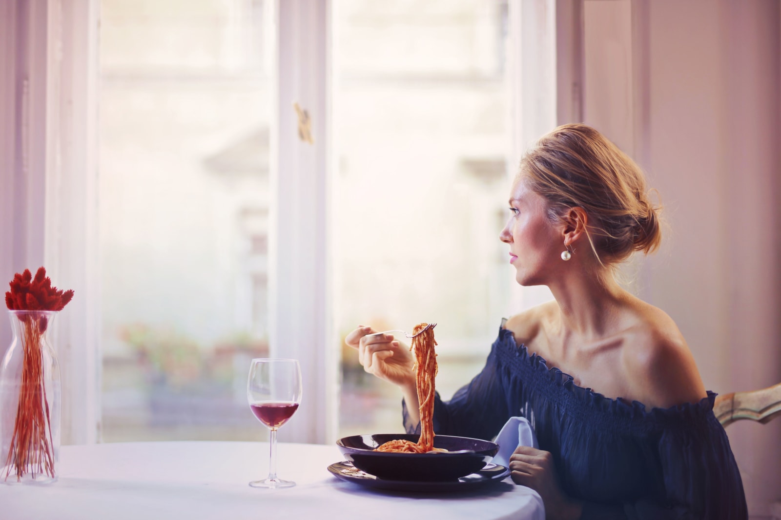 Woman eating alone at restaurant (Representative Image Source: Pexels | Adrienn)