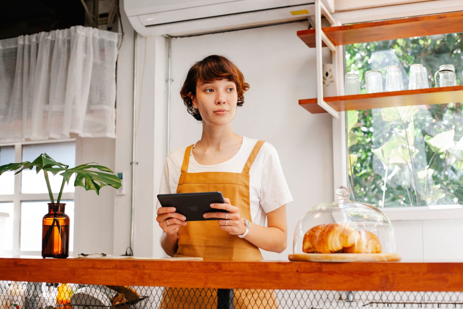 An employee interacting with a customer. (Representative Image Source: Pexels| Tim Douglas)